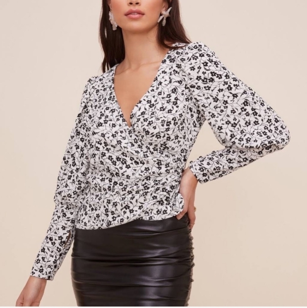 ASTR The Lable Ditsy Floral Print Wrap  Longsleeve Blouse In Black/white. XS NWT
